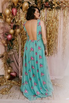 Vestido Pinah Festa - Decote V frente e quadrado costas com base em cetim mellow com tule poá com flores bordadas sobreposto. na internet