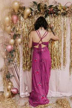 Vestido Nômade - Vestido longo com decote V, com alças finas e amarração nas costas em cetim mellow com tule poá floral sobreposto. - comprar online