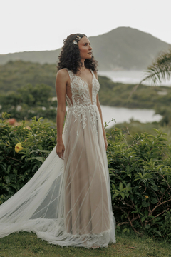 Imagem do Vestido Camomila - Corpo em renda chantilly e renda botânica, com saia em linha A e sobreposição de tule ilusione franzido.