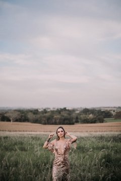 Vestido Marriè - vestido silhueta arabesco paetê, com Trompete com fenda em tule diamont e arabesco paetê com bluse de pedrarias. - loja online