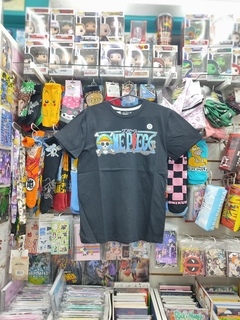 REMERA ONE PIECE LOGO (DOBLE ESTAMPA)