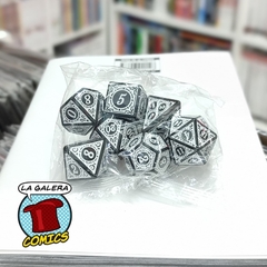 SET DE 7 DADOS DE ROL (RELIEVE) - BLANCO Y NEGRO