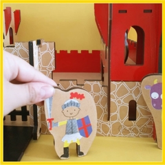 Castillo medieval de madera con personajes en internet
