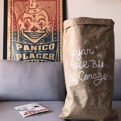 BOLSA DE PAPEL KRAFT- “VIAJAR HACE BIEN AL CORAZÓN“ - comprar online