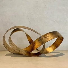 ESCULTURA INFINITO DE METAL DOURADO