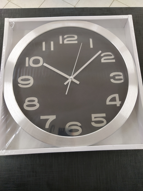 Reloj de pared metal plateado