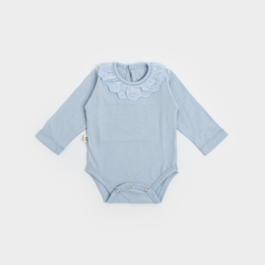 Body con broderie en cuello celeste.