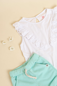 Remera musculosa vuelo en V