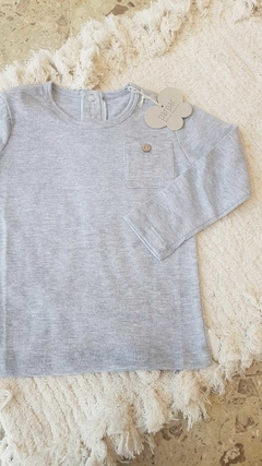 Remera ML gris con cartera