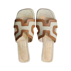 Sandalias Amalfi de color beige con detalles en cuero marrón, diseño moderno y cómodo.