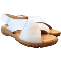 Sandalias blancas de la colección Dolce Vita SS25, con diseño cómodo y suela de goma.