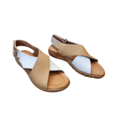 Sandalias Campania de diseño cruzado en colores beige y blanco, ideales para el verano.