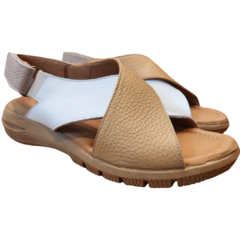 Sandalias Campania de diseño moderno en colores beige y blanco, con suela cómoda y cierre trasero.