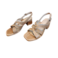 Sandalias Catania de diseño elegante en tono beige con tacón bajo y tiras entrelazadas.