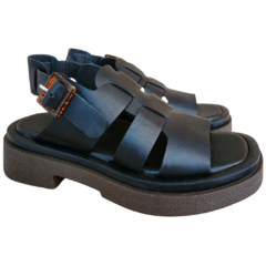 Sandalias Garda de color negro con tiras anchas y hebilla decorativa.