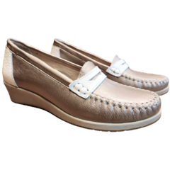 Mocasín Asis en color beige con detalles en blanco, ideal para un look casual y cómodo.