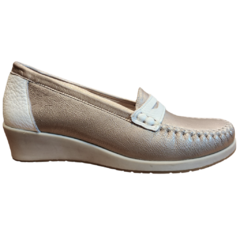 Mocasín Asis en color beige con detalle trenzado y suela cómoda.