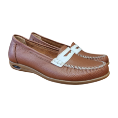 Zapato tipo mocasín en color marrón con detalles en blanco, cuenta con suela de goma con cámara de aire y plantilla acolchada, ideal para uso diario.