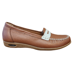 Zapato tipo mocasín en color marrón con detalles en blanco, cuenta con suela de goma con cámara de aire y plantilla acolchada, ideal para uso diario.