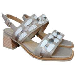 Sandalias Nápolas de Dolce Vita con diseño trenzado en tonos beige y blanco.