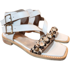 Sandalias Ravello de cuero blanco con detalles de animal print y piedras decorativas