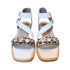 Sandalias Ravello de color blanco con detalle de estampado leopardo y adornos brillantes en la parte frontal.