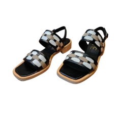 Sandalias Roma de Dolce Vita con diseño trenzado en tonos negro, blanco y vison, ideal para la temporada primavera-verano.