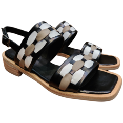 Sandalias Roma en colores negro, blanco y beige, con diseño de tiras anchas y tacón bajo.