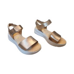 Sandalias Sorrento de color dorado con tiras ajustables y suela blanca, ideales para uso diario.