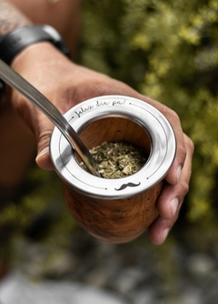 MATE DE ALGARROBO GRABADO EN VIROLA -FELIZ DÍA- - comprar online