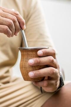 MATE DE ALGARROBO GRABADO EN VIROLA -FELIZ DÍA- en internet