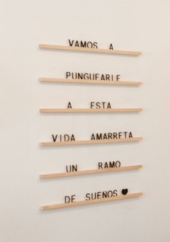 DECO CARTEL "VAMOS A PUNGUEARLE A ESTA VIDA AMARRETA UN RAMO DE SUEÑOS"