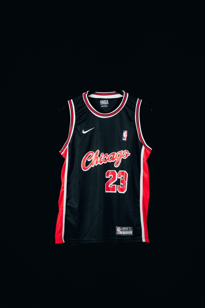 Camiseta Chicago Bulls “Chicago” Jordan (23) Negra Franja Roja
