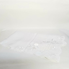 Carpeta blanca bordada 80 x 80 cm