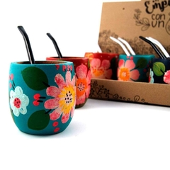 Mate e madera pintada con flores y bombilla - comprar online