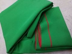 Mantel Antimancha verde con bordado rojo 1,35 x 2,00 m - comprar online