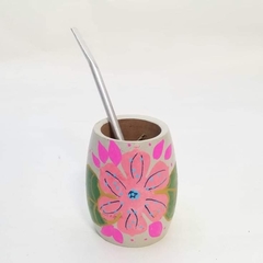 Imagen de Mate e madera pintada con flores y bombilla