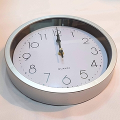 Reloj de pared plateado con fondo blanco - comprar online