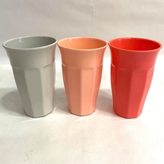 vasos de plástico surtidos