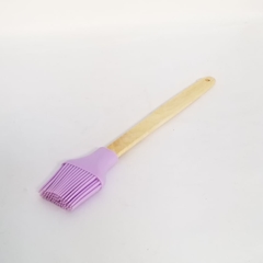 Pincel de silicona lila con mango madera - comprar online