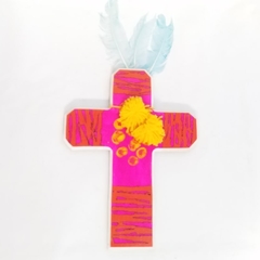 Cruz de madera naranja, fucsia y amarilla con pluma celeste