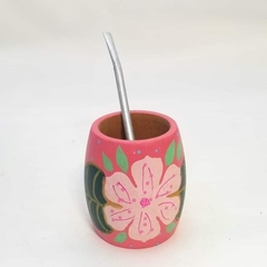 Mate e madera pintada con flores y bombilla