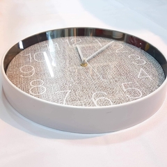 Reloj de pared blanco con fondo de tela lino