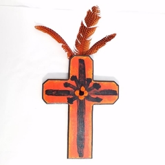 Cruz de madera naranja y marrón con pluma naranja