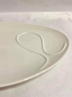 Bandeja de cerámica blanca oval con detalle en relieve - comprar online