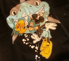 Remera mickey mouse con tiburon negro manga corta - comprar online