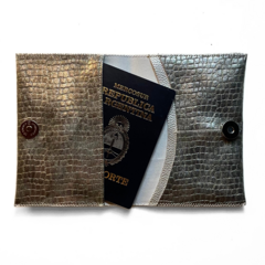 Porta pasaporte plateado gastado - comprar online