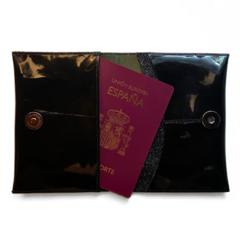 Porta pasaporte negro charol - comprar online