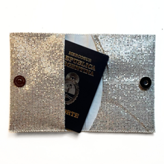 Porta pasaporte plateado glitter - comprar online