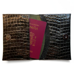 Porta pasaporte croco gris y negro - comprar online